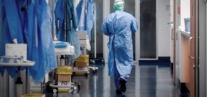 alt="médico se aleja tras muerte de persona con coronavirus"