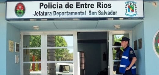 alt="policía de guardia frente a la jefatura departamental san salvador de la Policía de Entre Ríos"