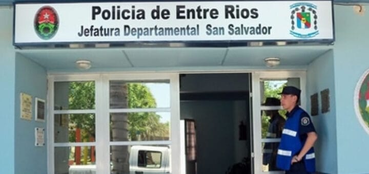 alt="policía de guardia frente a la jefatura departamental san salvador de la Policía de Entre Ríos"