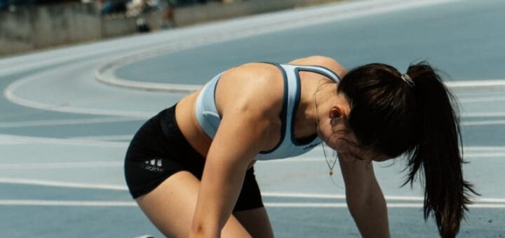 alt="atleta en la línea de partida"