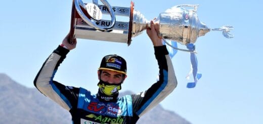 alt="ayrton londero levanta la copa de campeón"