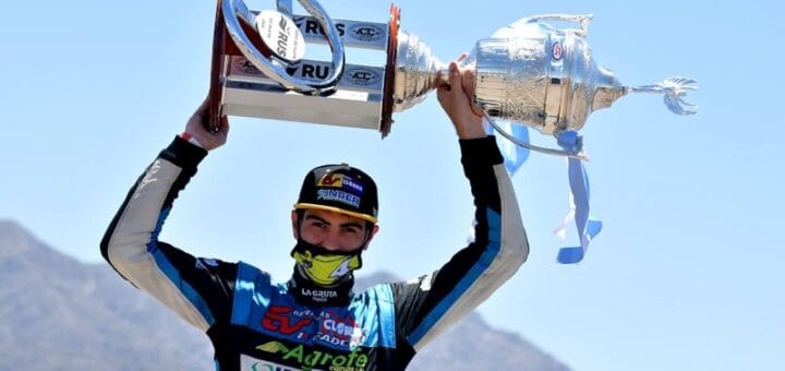 alt="ayrton londero levanta la copa de campeón"