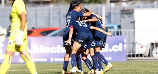 alt="la concordiense Yael Oviedo festeja un gol con sus compañeras de equipo"