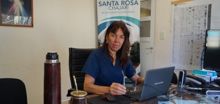 alt="doctora Lalosa directora del hospital Santa Rosa de Chajarí sentada en su escritorio"