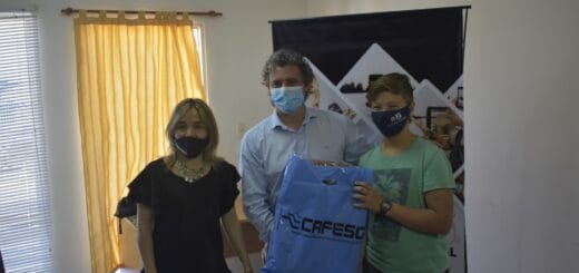 alt="Bautista Burna Rossi, de 12 años, de Federación, recibe su premio"