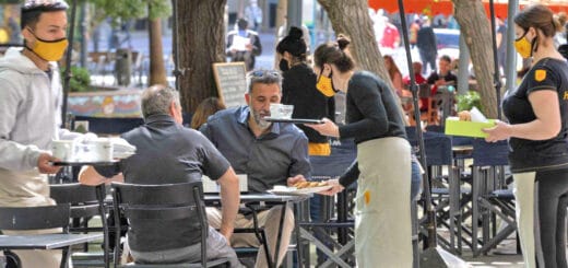 alt="clientes y personal del rubro gastronómico"