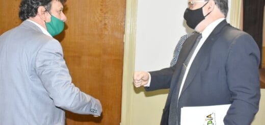 alt="a la izquierda Juan Josè Simonetti del Centro Empleados de Comercio, a la derecha Alfredo Francolini intendente de Concordia