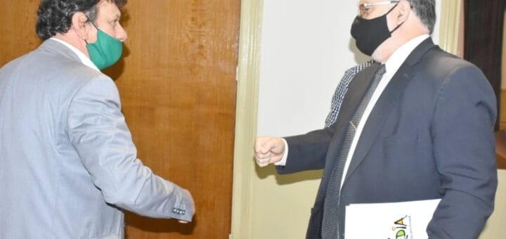 alt="a la izquierda Juan Josè Simonetti del Centro Empleados de Comercio, a la derecha Alfredo Francolini intendente de Concordia