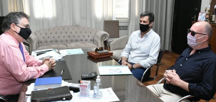 alt="el intendente francolini reunido con integrantes del sistema previsional médico bioquímico de entre ríos"
