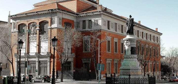 alt="La sede de la RAE en Madrid"