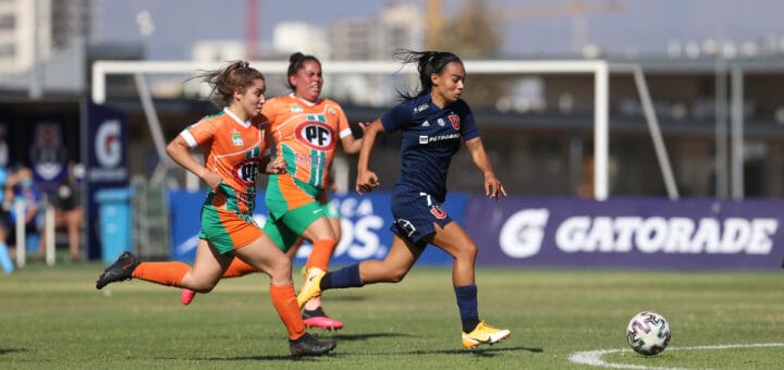 alt="yael oviedo elude a dos jugadoras de cobresal"