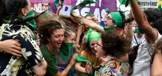alt="partidarias del aborto legal celebran la media sanción en inmediaciones del congreso argentino"