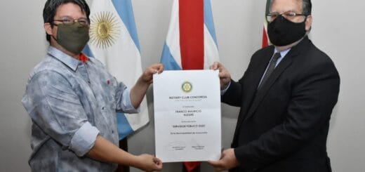 alt="mauricio alegre y el intendente francolini exhiben el premio del rotary club"
