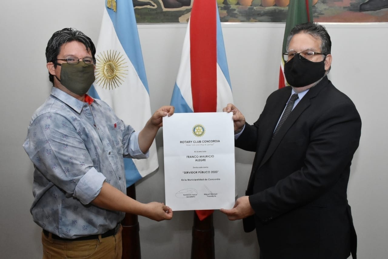 alt="mauricio alegre y el intendente francolini exhiben el premio del rotary club"