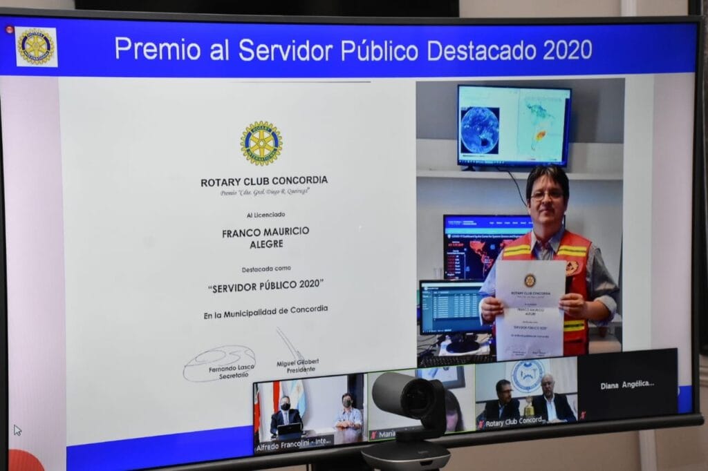 alt="pantalla donde se exhibe el premio al servidor público 2020 y Mauricio Alegre exhibiendo el reconocimiento"