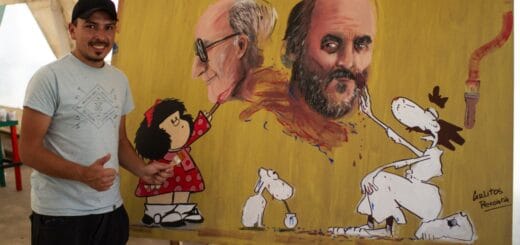 alt="carlito percara y uno de sus dibujos"