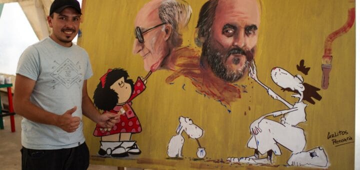 alt="carlito percara y uno de sus dibujos"