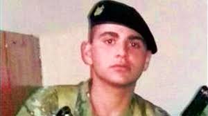 alt="brian escobar con uniforme de voluntario"