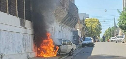 alt="auto se incendia contra las tribunas del club Ferrocarril de Concordia"