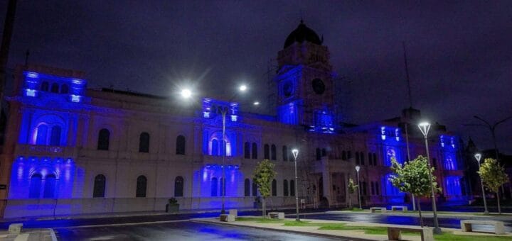 alt="la casa de gobiern en paraná iluminada de azul"