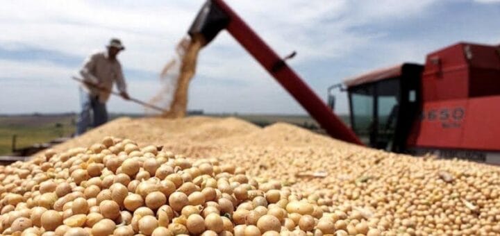 alt="productor rural trabajando en la cosecha de soja"
