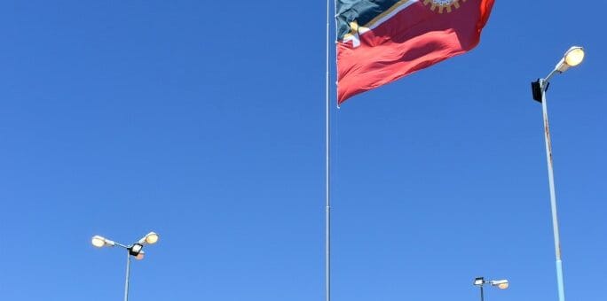 alt="bandera de Concordia ondeando al viento"