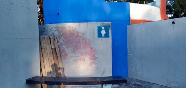 alt="un baño clausurado en una de las playas del lago de salto grande"