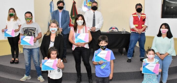 alt="ganadores del certamen de diseño de barbijos en boca de todos"