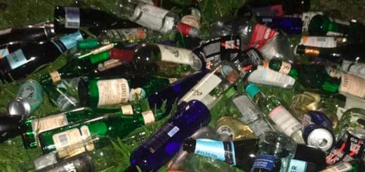 alt="numerosas botellas vacías en el piso"