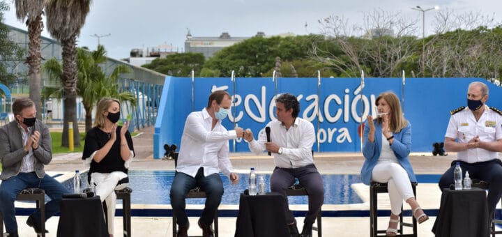 alt="el gobernador Bordet saluda al intendente de Federación durante la inauguración de la temporada de turismo"