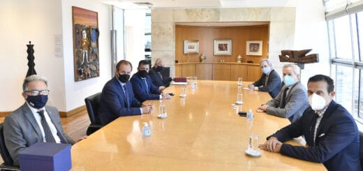 alt="el gobernador Bordet junto al canciller Felipe Solá en la reunión en que hablaron sobre la navegabilidad del río Uruguay"