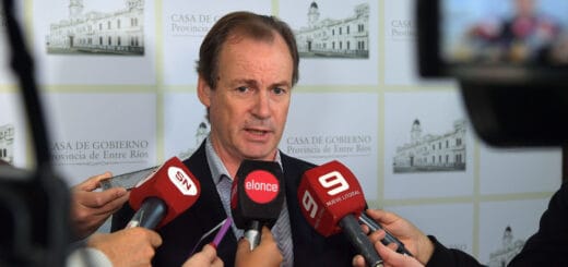 alt="el gobernador Gustavo Bordet anunciando la llegada del presidente alberto fernàndez"