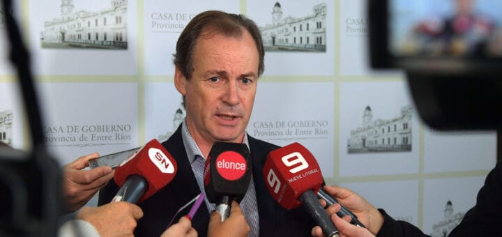 alt="el gobernador Gustavo Bordet anunciando la llegada del presidente alberto fernàndez"