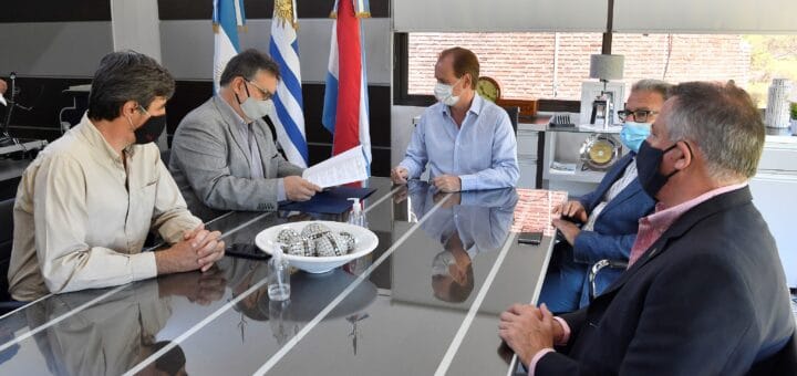 el gobernador bordet el intendente francolini leyendo un decreto el diputado Giano el presidente de la CAFESG Benedetto y un funcionario provincial