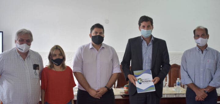 alt="vocales de CAFESG y el intendente de San José de Feliciano en la apertura del proceso licitatorio"