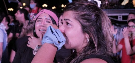 alt="jòvenes antiaborto lloran al aprobarse la ley de aborto voluntario"