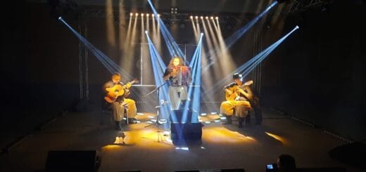 alt="conjunto folclórico actuando en un escenario"