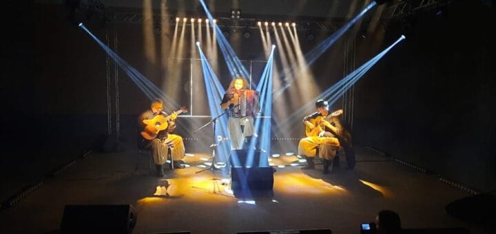 alt="conjunto folclórico actuando en un escenario"