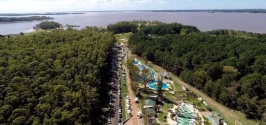 alt="vista aérea de la zona de Punta Viracho y las termas en el lago de Salto Grande"