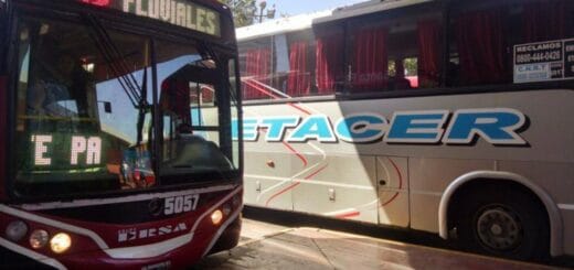 alt="terminal de omnibus de santa fe con colectivos que realizan el servicio entre Paraná y Santa Fe"