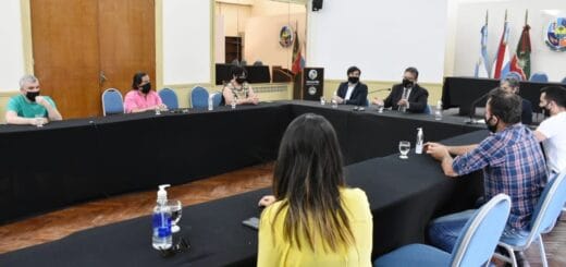 alt="reunión de comerciantes, intendente y funcionarios en el salón de actos de la municipalidad de concordia"