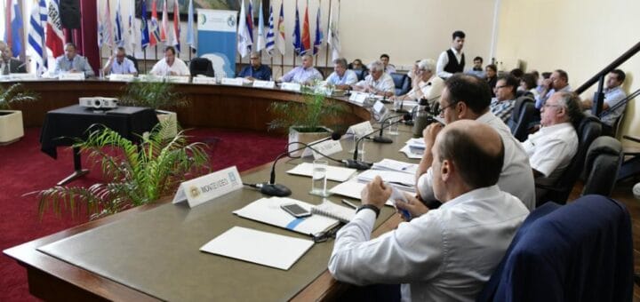 alt="el congreso de intendentes de uruguay resolvió el cierre a medianoche de los 24 horas y similares"