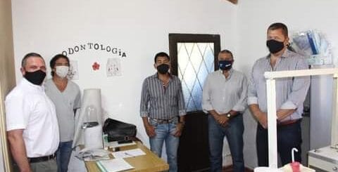 alt="el intendente Goldin, el senador provincial Gay y funcionarios en el centro de salud san josé"