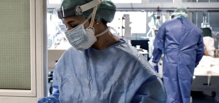 alt="trabajadores de salud en un hospital"