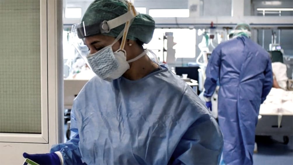 alt="trabajadores de salud en un hospital"