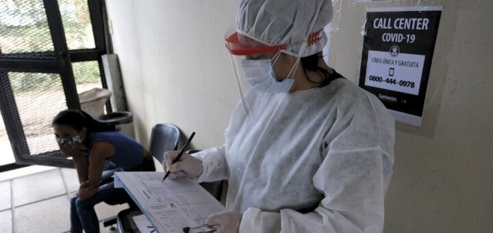 alt="personal de salud toma datos a posibles enfermos en un hospital"