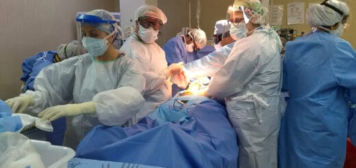 alt="sala de cirugía con médicos y enfermeros en una intervención"