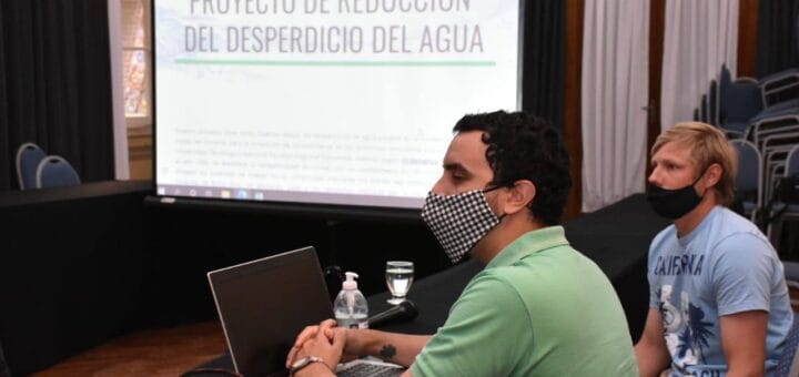 alt="Cristián Ayrala y Gabriel Fink exponen sobre su proyecto"