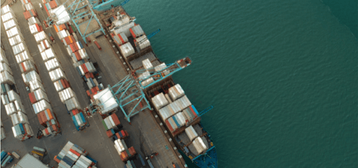 alt="grúas cargan contenedores en un barco"