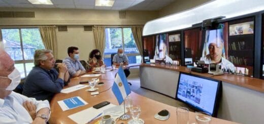 alt="el presidente alberto fernández durante la reunión virtual con los gobernadores, flanqueado por miembros de su gabinete"